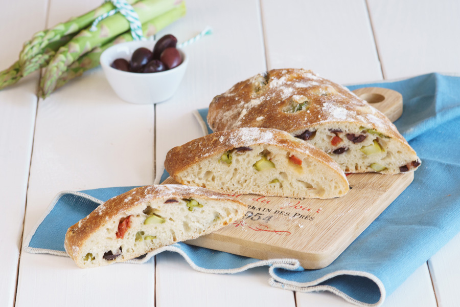 Saftiges Spargel-Ciabatta mit Oliven und getrockneten Tomaten Saftiges Spargel-Ciabatta mit Oliven und getrockneten Tomaten