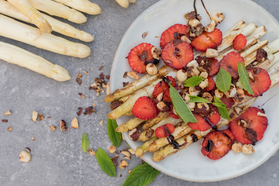 Gegrillter weißer Spargel mit Erdbeeren Gegrillter weißer Spargel mit Erdbeeren