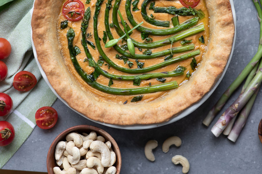 Spargel-Bärlauch-Tomaten-Tarte mit N...