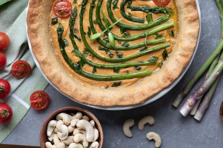 Spargel-Bärlauch-Tomaten-Tarte mit Nussboden