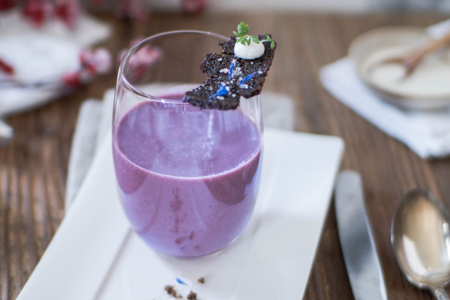 Blaukraut-Gewürzsuppe mit geräuchertem Schwarzbrot-Chip Blaukraut-Gewürzsuppe mit geräuchertem Schwarzbrot-Chip