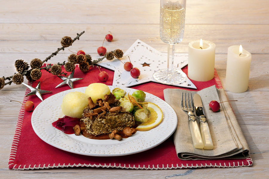 Räuchertofu in krossem Amaranth-Mantel mit Bratensoße, Orangen-Rosenkohl und Cranberry-Marmelade