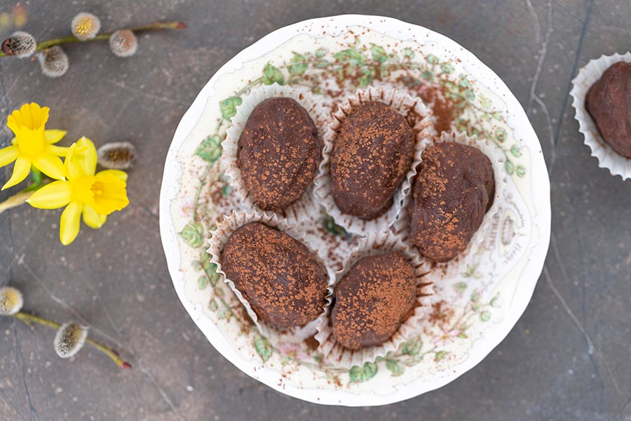 Vegane Schokoeier mit Dattelpaste