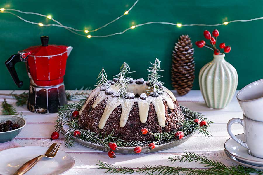 Lebkuchen-Gugelhupf mit Glühwein-Kirschen und bionella