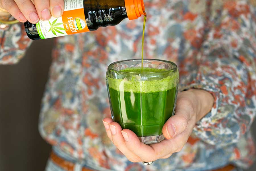 Weizengrassaft mit Apfel, Ingwer und ... Weizengrassaft mit Apfel, Ingwer und ...