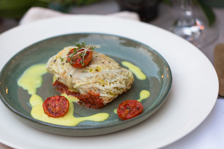 Wirsingrouladen gefüllt mit frischen Pilzen, Linsen und Basmati Reis auf Tomatensauce und würziger Mandelcreme Wirsingrouladen gefüllt mit frischen Pilzen, Linsen und Basmati Reis auf Tomatensauce und würziger Mandelcreme