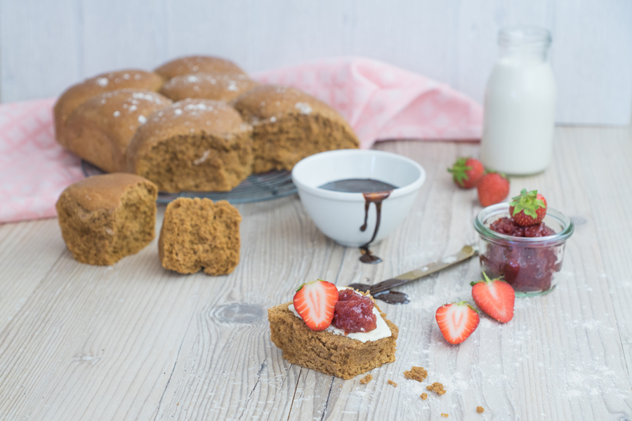 Die Brötchen können lauwarm oder kalt serviert werden und passen als süße Frühstücks-Brötchen, und auch für Burger-Rezepte ganz fantastisch!