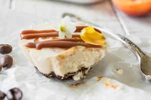 Cups mit Aprikosen, Kaffee und Karamell