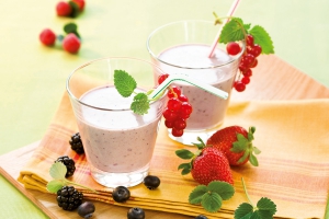 Beeren-Nuss-Milch