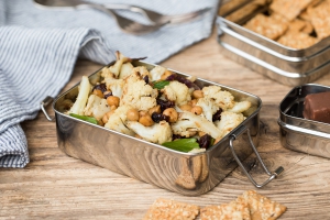 Blumenkohlsalat geröstet mit Kichererbsen, Cranberries  und Zitronen-Tahini-Dressing