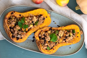 Gebackener Butternut Kürbis mit Quinoa, Kichererbsen und Korinthen