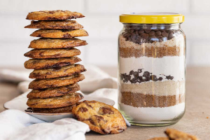 Cookies mit Schokolade im Glas