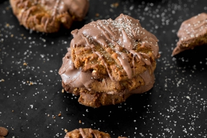 Dattel-Erdnussbutter Cookies mit Schokoladenglasur