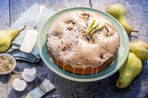 Birnenkuchen, gedeckt mit Mandelmus und Schokolade