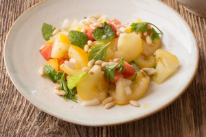 Salat mit gelben Tomaten, Melone und frischer Minze