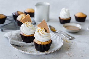 Cupcakes mit Kokos-Mandelmus mit Dattel