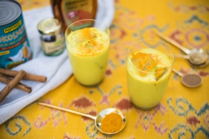 Goldene Milch aus Kokos und Mandel auf Eis