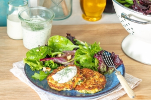 Kartoffelpuffer mit Frischkäse und Salat