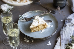 Torte mit Kokosflocken und Kokos-Mandel Creme, vegan