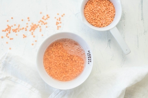 Brotaufstrich aus roten Linsen mit Salbei