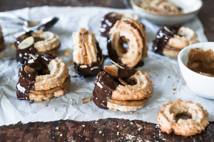 Mandelspritzgebäck mit Dattelkaramell