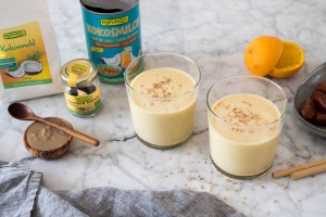 Orangen Smoothie mit Datteln und Kokos