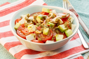 Tomate-Mozzarella-Salat mit Pesto-Dressing