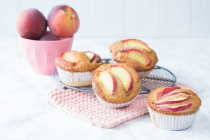Muffins mit Pfirsichen und Kokosblütensirup