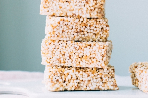 Riegel aus Quinoa und Kakaobutter