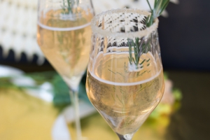 Prosecco-Cocktail mit Himbeeren und Rosmarin