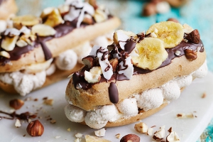 Eclairs mit Banane und Kokos-Haselnuss-Sahne