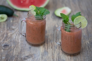 Smoothie mit Melone, Gurke und Hanföl