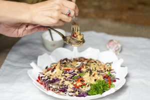 Buchweizen-Spaghetti-Salat mit Erdnuss-Sauce, asiatisch