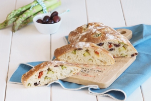 Spargel-Ciabatta mit Oliven und getrockneten Tomaten