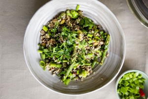 Salat mit Quinoa, Spargel und Edamame-Sojabohnen