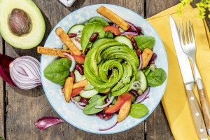 Bowl mit Avocado und Süßkartoffeln