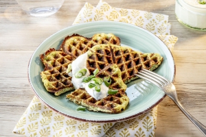 Waffeln aus Mandel- und Leinmehl mit Zucchini