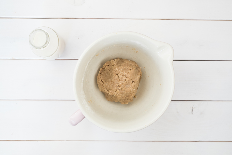 Das Kokosöl erwärmen. Zusammen mit dem Pflanzendrink in die Schüssel geben und alle Zutaten mischen. Den Teig zu einer Kugel formen.