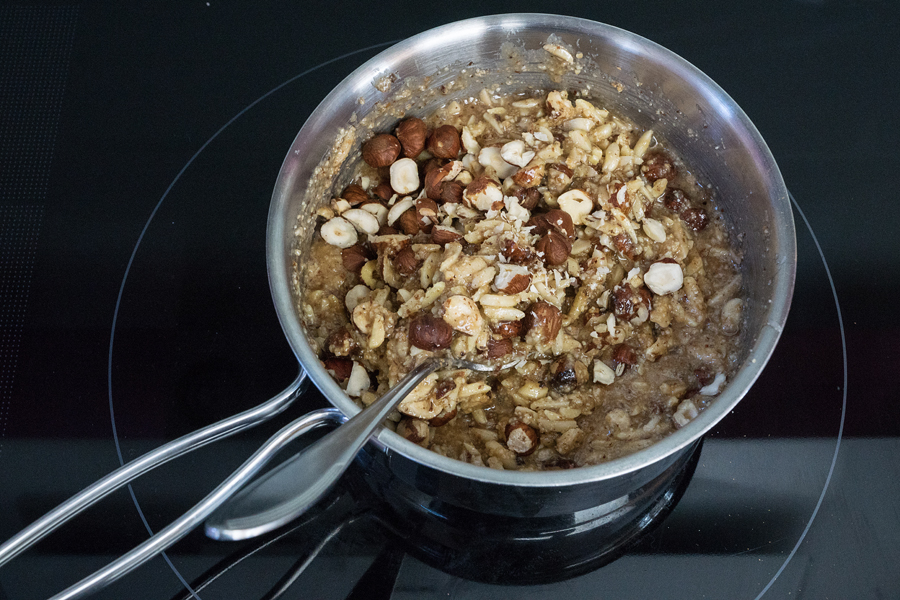 In einem Topf das Mandelmus, Zucker, Ahornsirup und Pflanzendrink mischen und aufkochen. Zunächst die Gewürze, dann die Nüsse zugeben und gut mischen. Rühren, bis die Mischung quillt, dann beiseite stellen und 5 Minuten abkühlen lassen.