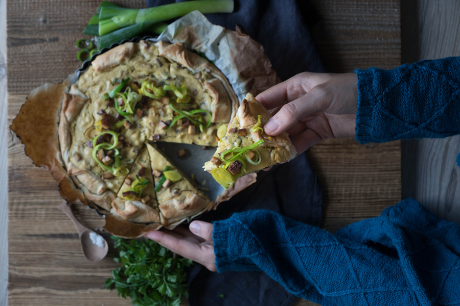 Die Quiche Lorraine in 12 Stücke schneiden und genussvoll aufessen.